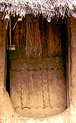 superbe porte sculpt&eacute;e d'une case &agrave; Ethwar