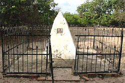 Tombe du capitaine Prot&ecirc;t &agrave; Carabane