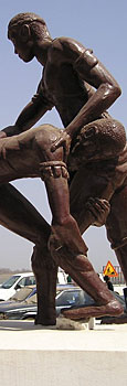 Statue de lutteurs à Fadiouth
