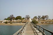 Pont menant au cimetierre de Fadiouth