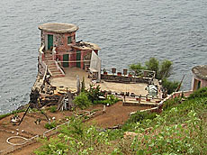 Vue sur la mer &agrave; Gor&eacute;e et sur l'atelier de Mustapha Deme