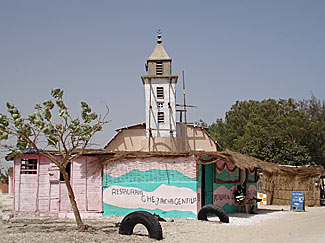 un restau devant une mosqu&eacute;e au lac Rose