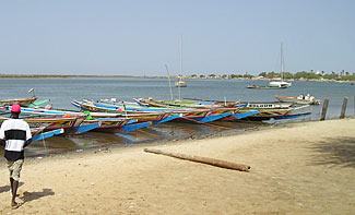 Pirogues de p&ecirc;cheur &agrave; Ndangane