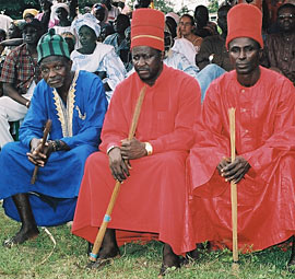 Le Roi d'Oussouye, Roi des Flups v�tu de rouge r�side � Oussouye
