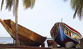 Les pirogues s'alignent &agrave; Ziguinchor dans le quartier de Boudody