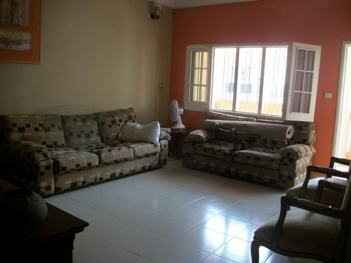 A Vendre une belle villa de 450m2 à ouest foire