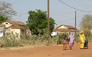 Kidira : btiments coloniaux devant la gare